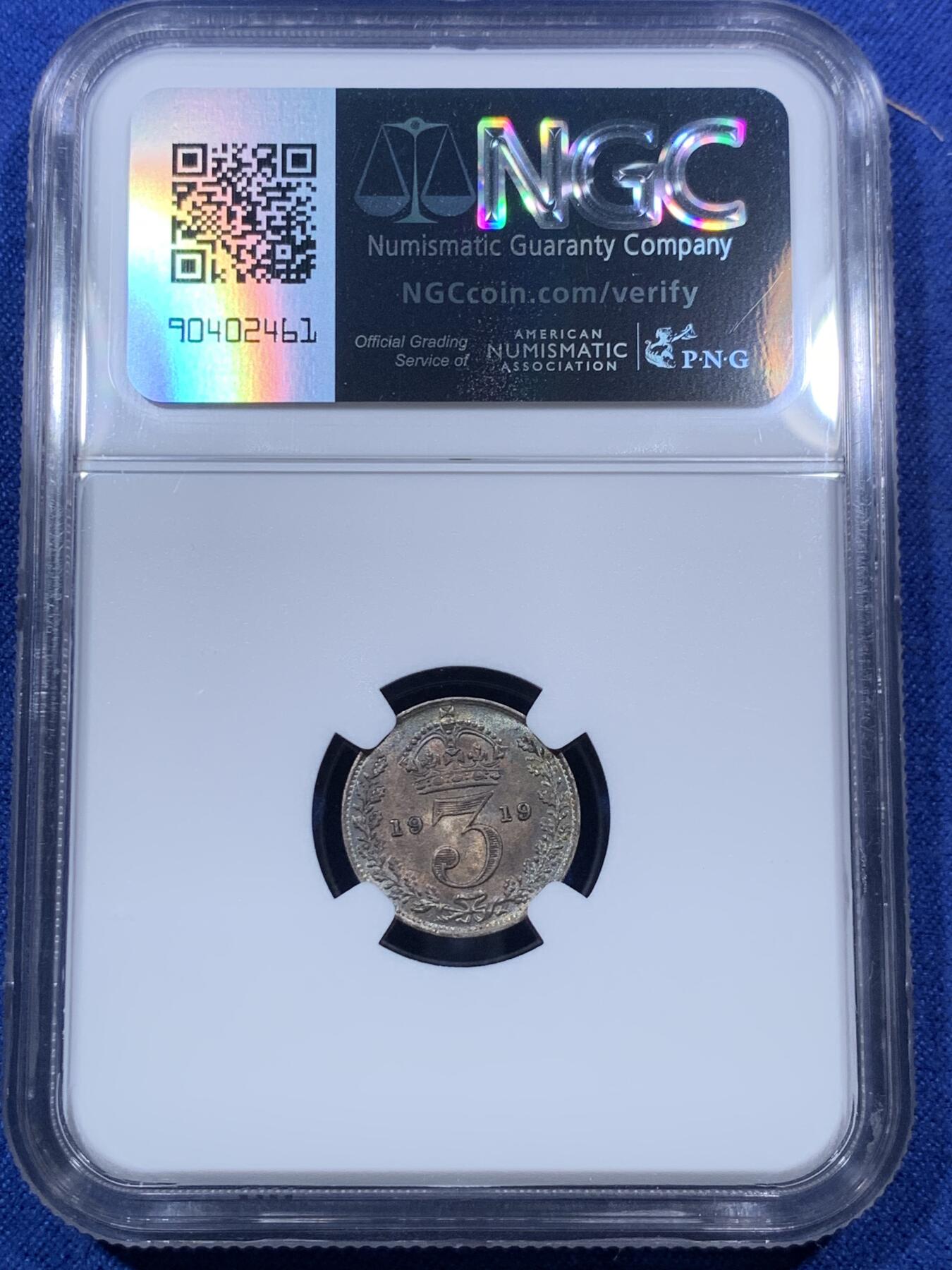 《竞宝斋》第293场- 周日，周一  2场连拍 （全场包邮） NGC MS62 英国1919年乔治五世3便士银币 亚军分，高银版末年，流通银币中的最小面值，作为日常流通中不可或缺的找零，保留着未流通品质，非常难得。两面深色五彩，自然过渡，是爱好彩币的玩家最物美价廉的英国银币选择。