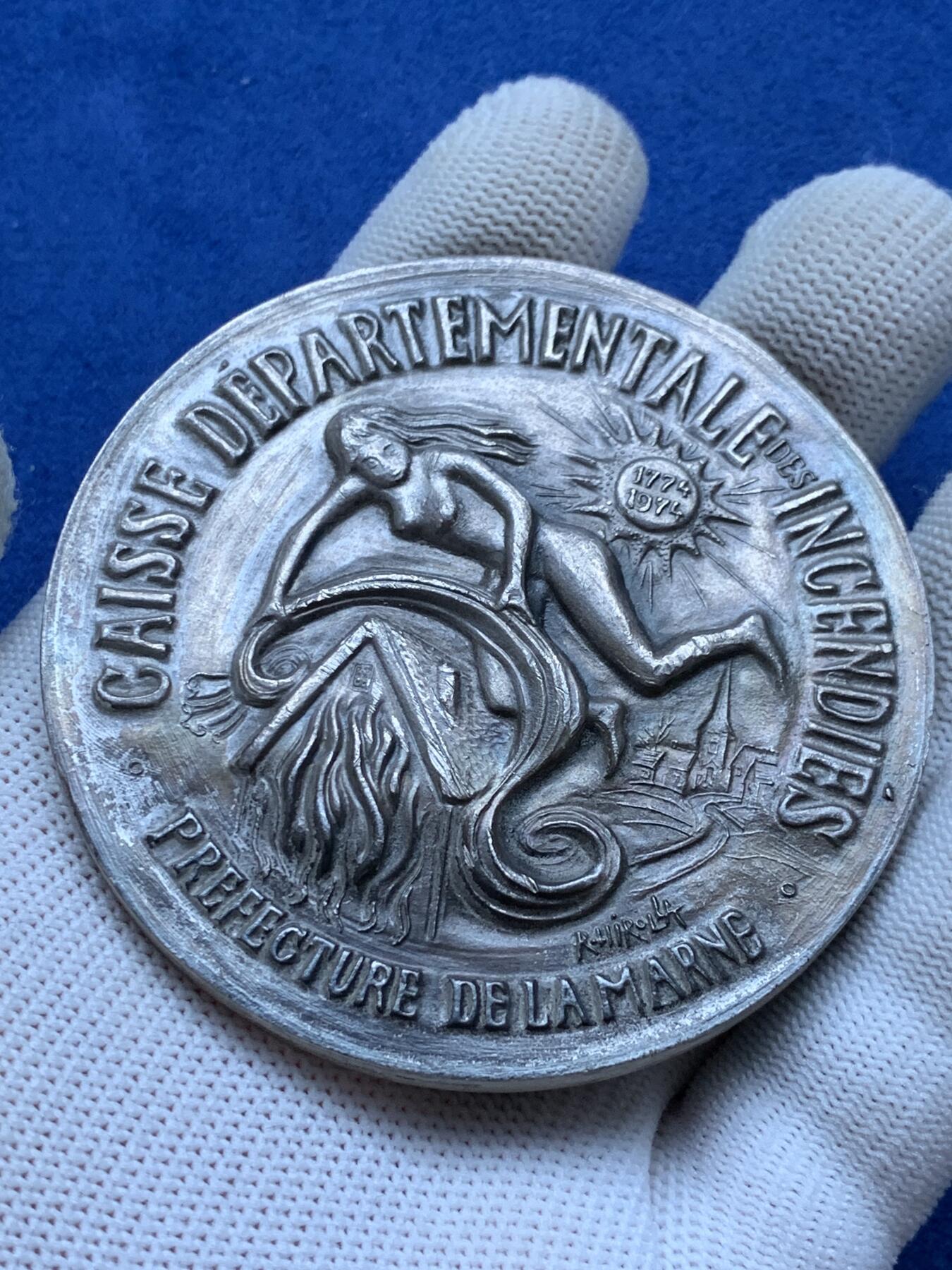 《竞宝斋》第293场- 周日，周一  2场连拍 （全场包邮） 法国1974年大银章 马恩省消防基金200周年纪念银章 清凉少女 直径约67.5mm 厚重约178g 边铭丰饶角1ARGENT 950银