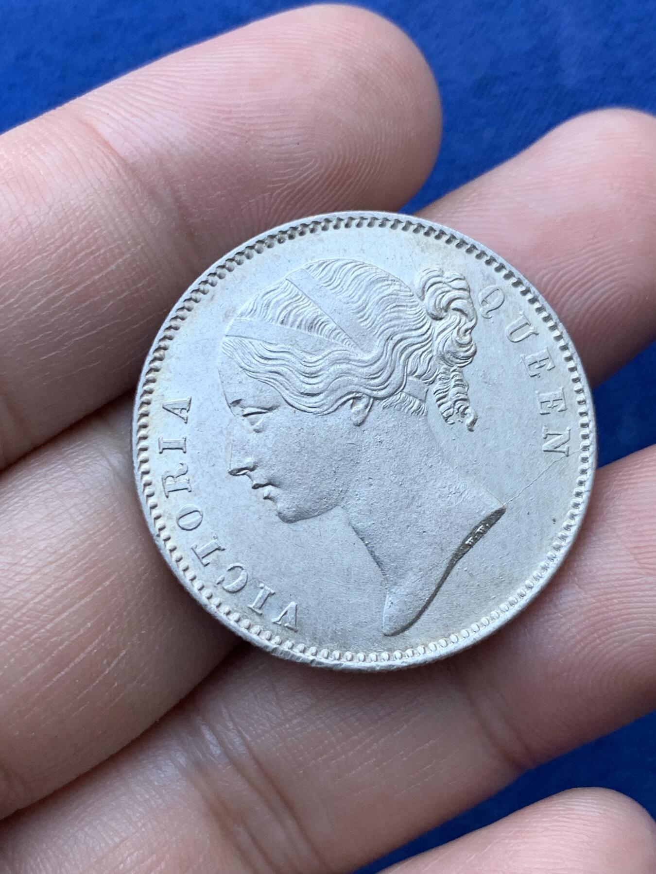 《竞宝斋》第293场- 周日，周一  2场连拍 （全场包邮） 英属印度1840年维多利亚双辫1卢比银币