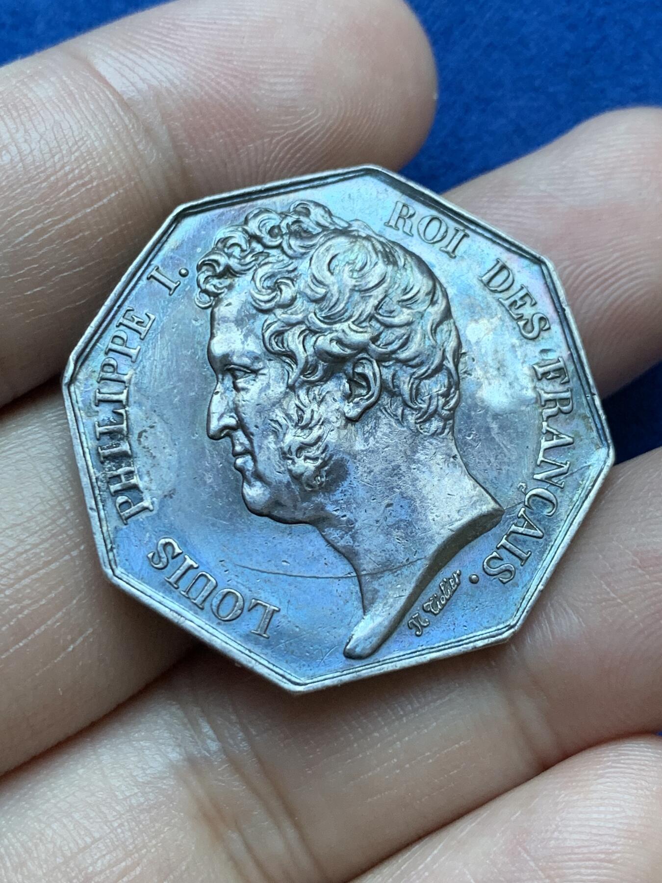 《竞宝斋》第293场- 周日，周一  2场连拍 （全场包邮） 法国勒阿弗尔商会八角银质代币 14克 31.9mm 神灯边铭 人像面左右有打磨痕迹 包浆非常漂亮