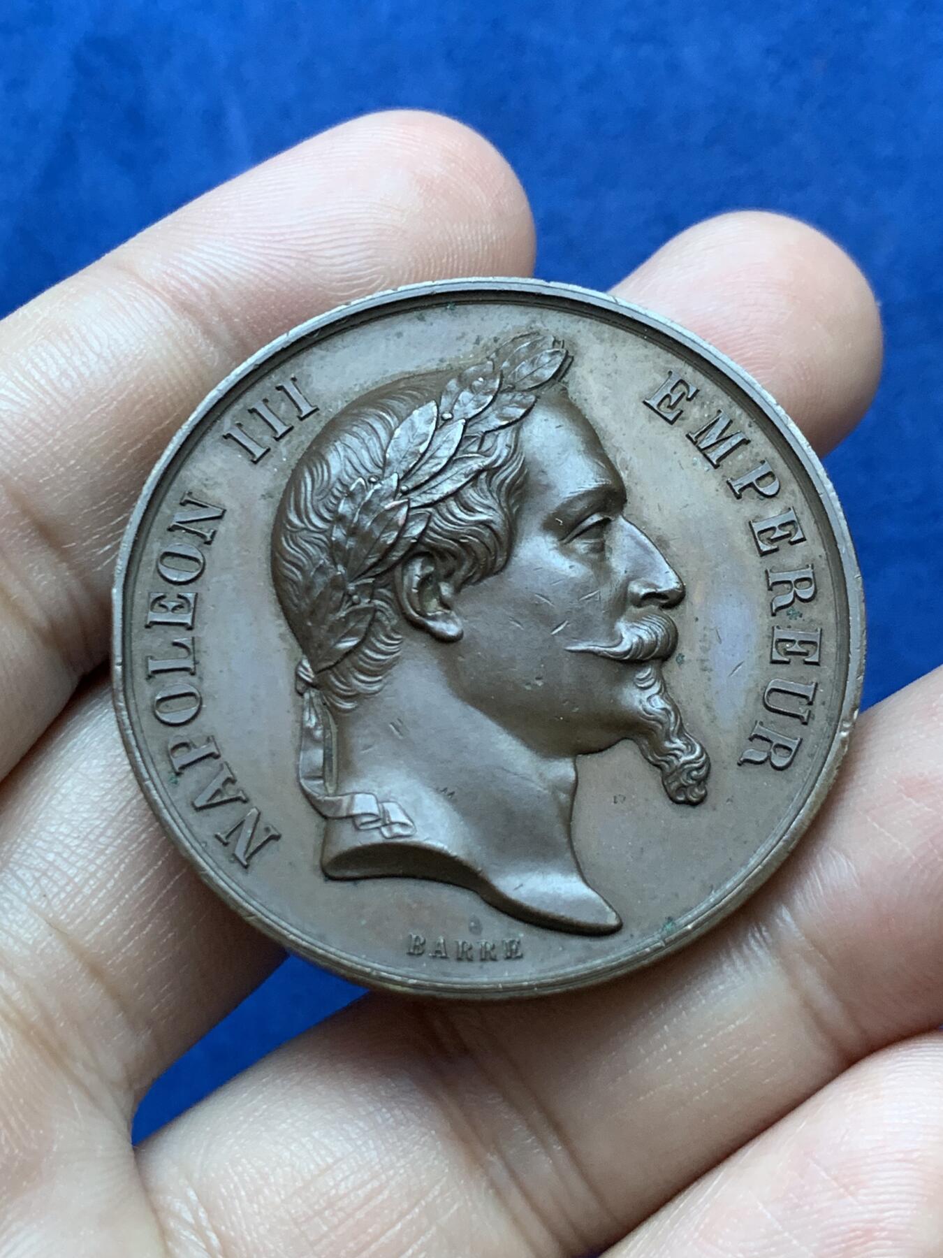 《竞宝斋》第293场- 周日，周一  2场连拍 （全场包邮） 1868年法国拿破仑三世铜章 直径41mm 重量33克 好品相 巧克力包浆