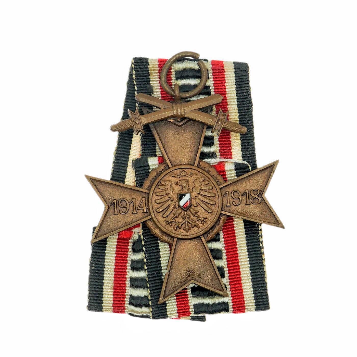 勋章奖章交易所8月4日拍卖 德国一战参与者荣誉纪念章，双剑版青铜制珐琅，带双剑版的需要出示战时战斗及负伤证明并须两名及以上证人作证获得，带原品稀少库存长绶带