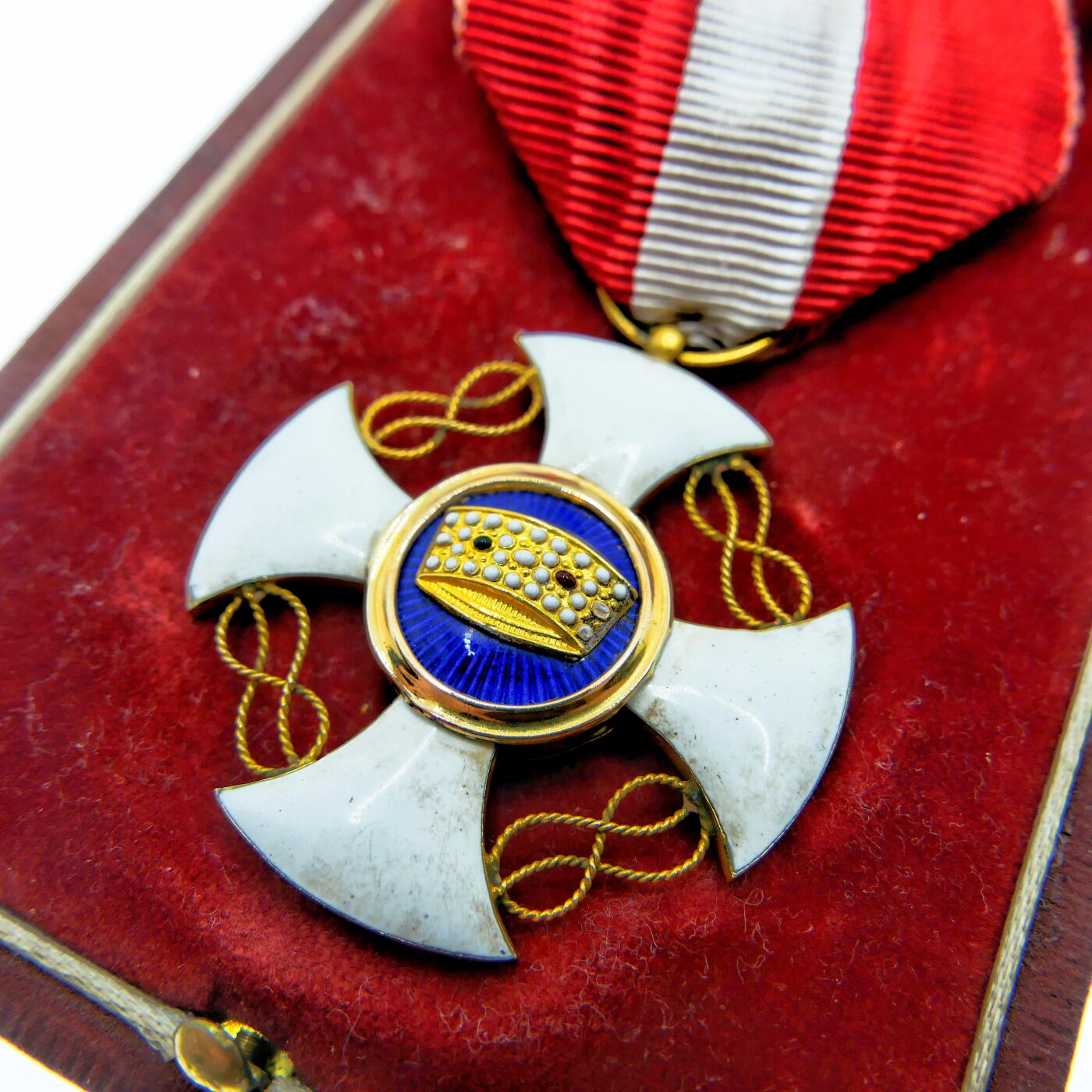 勋章奖章交易所8月4日拍卖 意大利王冠勋章，金质珐琅