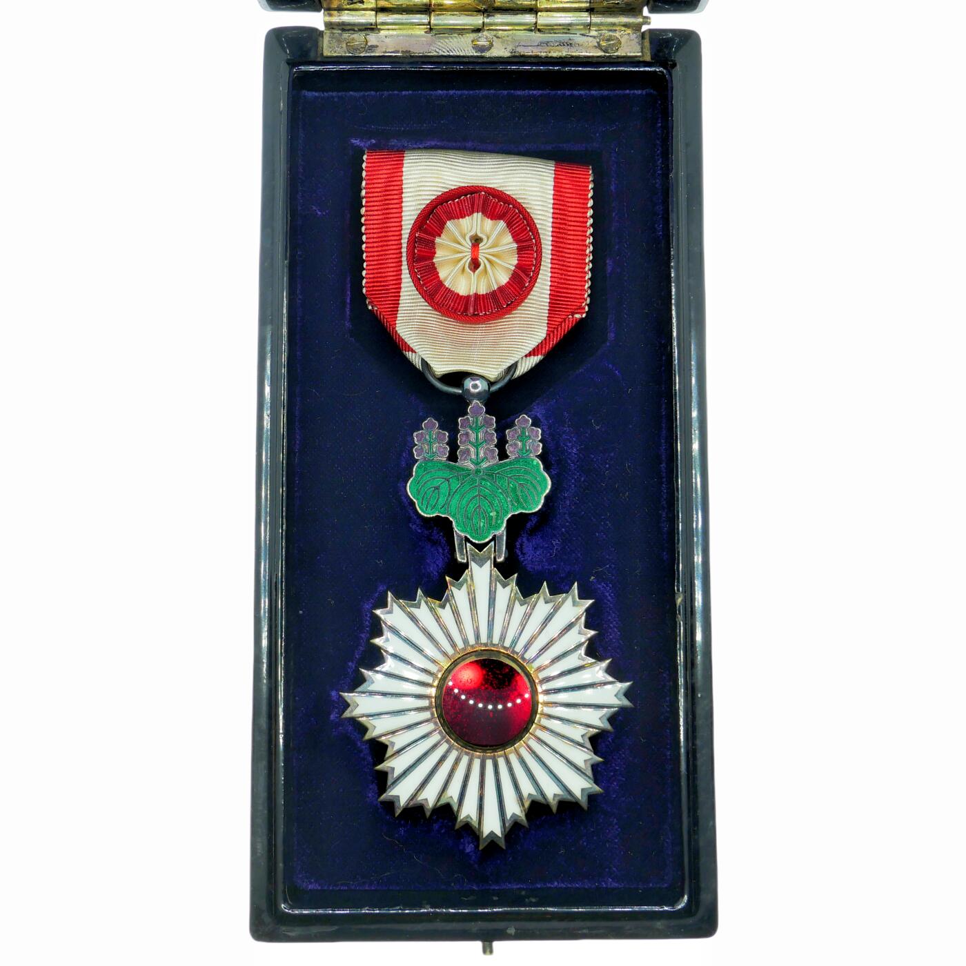 勋章奖章交易所8月4日拍卖 日本四等旭日章，银质珐琅