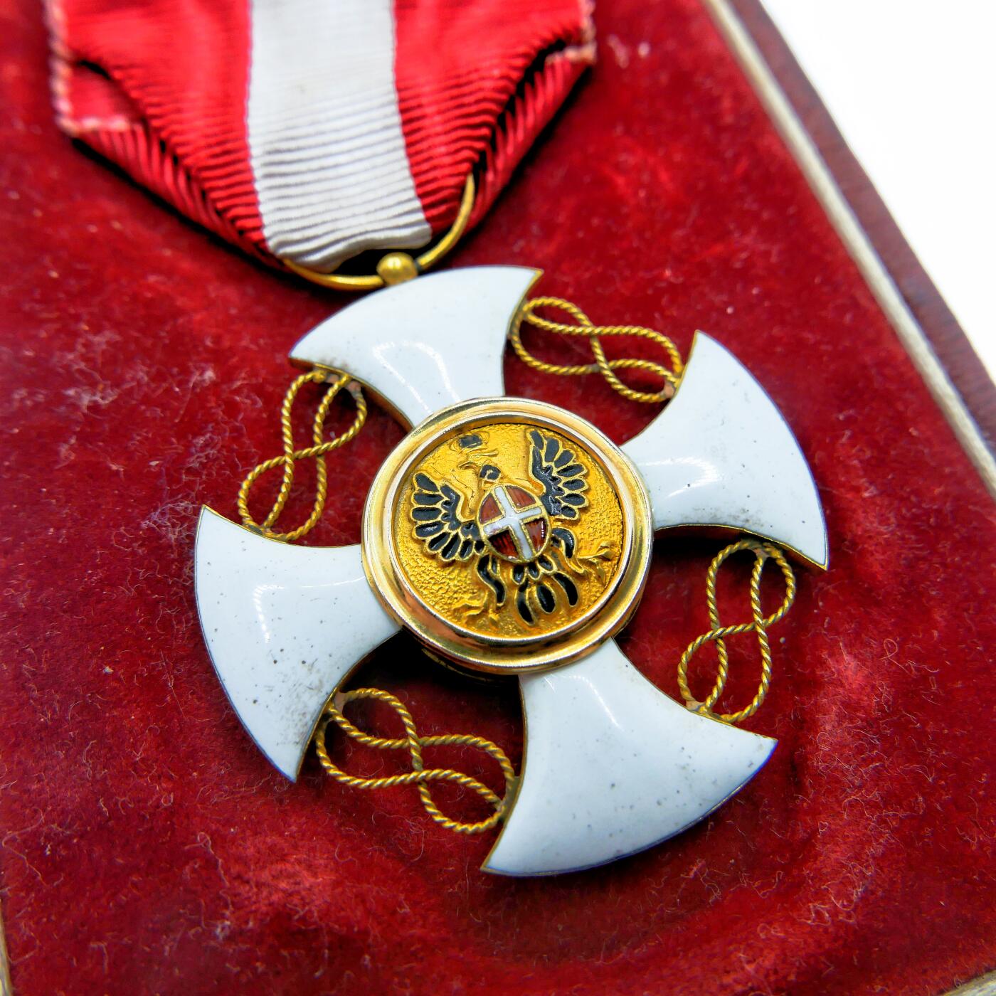 勋章奖章交易所8月4日拍卖 意大利王冠勋章，金质珐琅