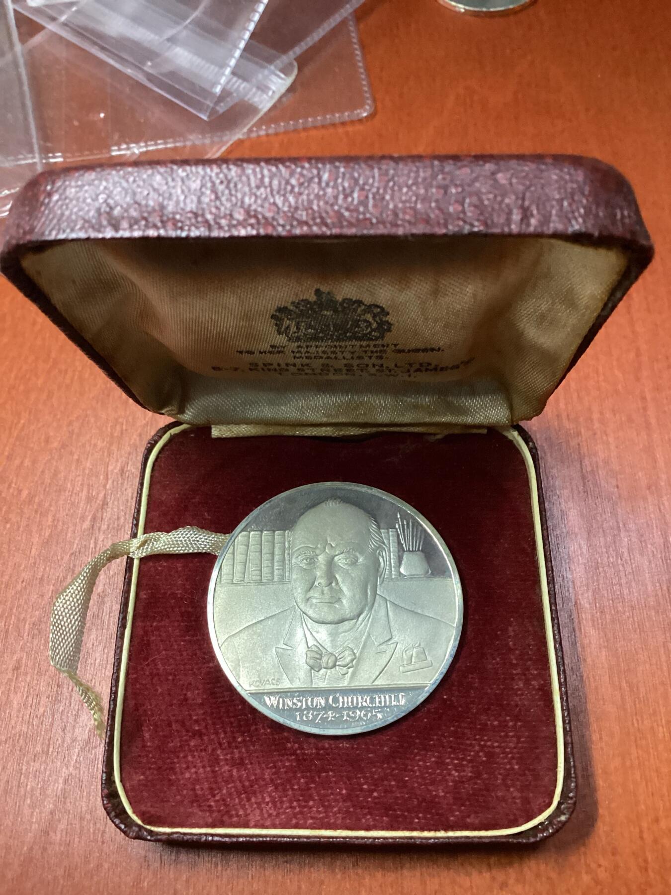 长老汇龙年精选第十五场拍卖 1965英国SPINK公司发行丘吉尔逝世银章，27.79克，56MM，配发行的原红盒，光边有银标