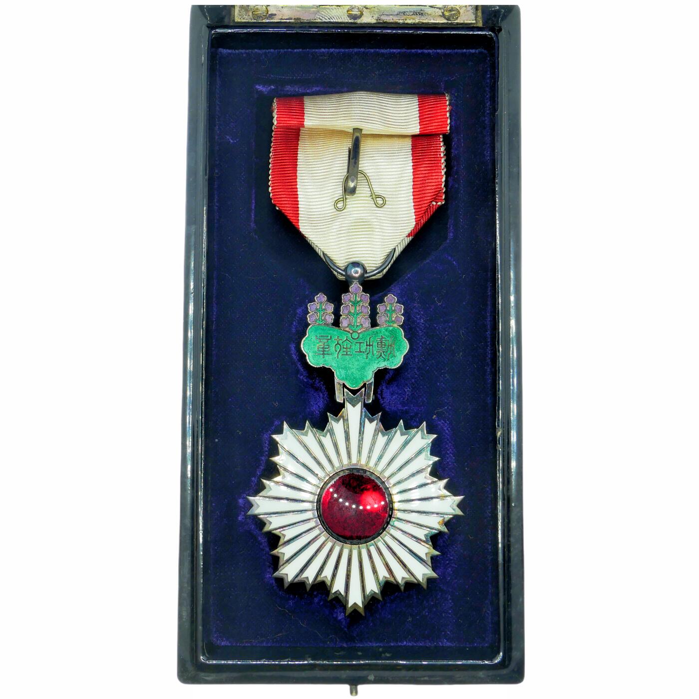 勋章奖章交易所8月4日拍卖 日本四等旭日章，银质珐琅