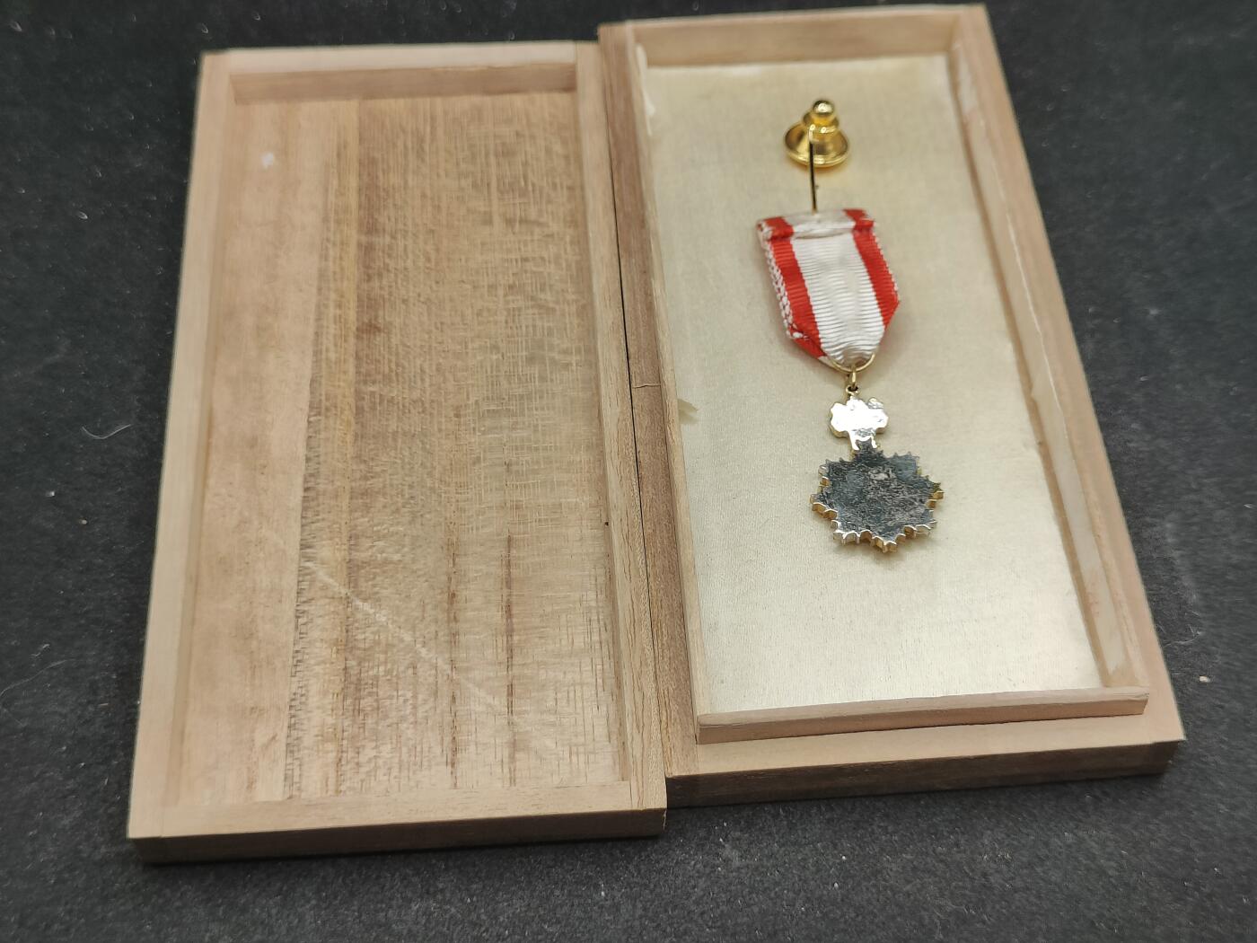 全场0元起拍 第179期 咸鱼国勋章拍卖专场 8月4日（周日）下午6：00开始 稀少 美品鎏金完美品 日本五等旭日迷你章 银质珐琅