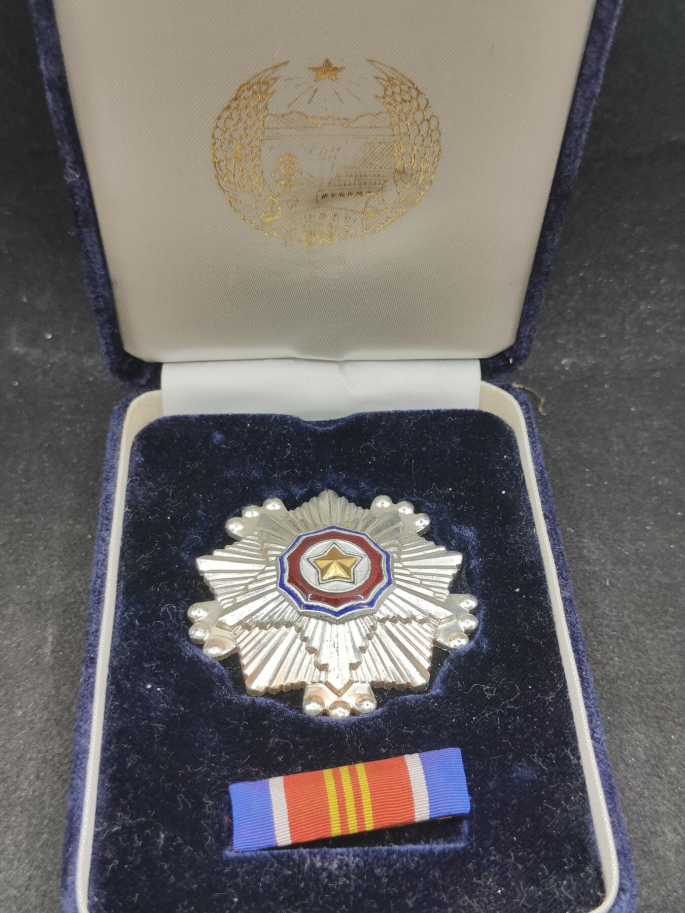 全场0元起拍 第179期 咸鱼国勋章拍卖专场 8月4日（周日）下午6：00开始 朝总联版烫金国徽盒三级国旗勋章带盒略