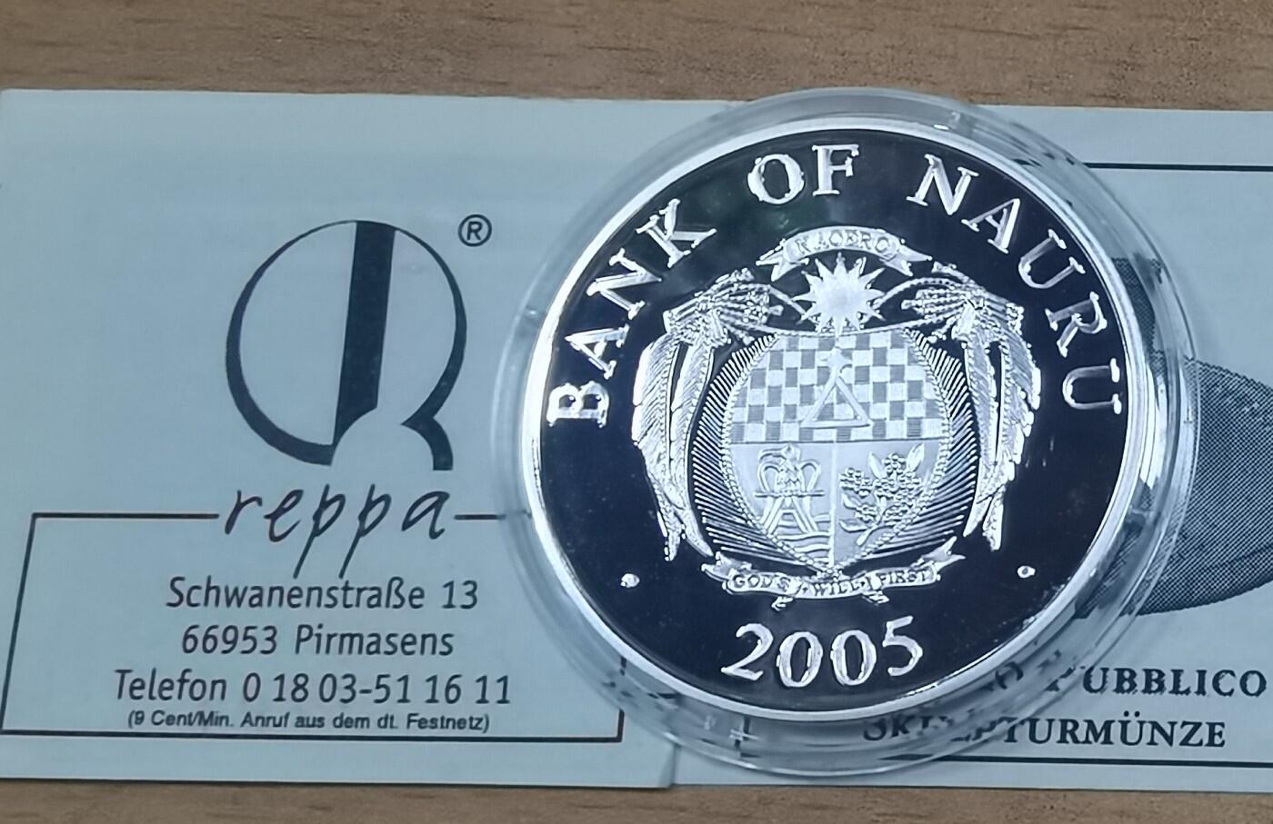 北京马甸外国币专卖微拍第124期，外国金银币专场，陆续上新，欢迎关注  2005年瑙鲁发行圣马力诺普皮科宫立体24k（999）度金（1.76克）银币，重量31.1克，成色：925，发行量仅：2000枚