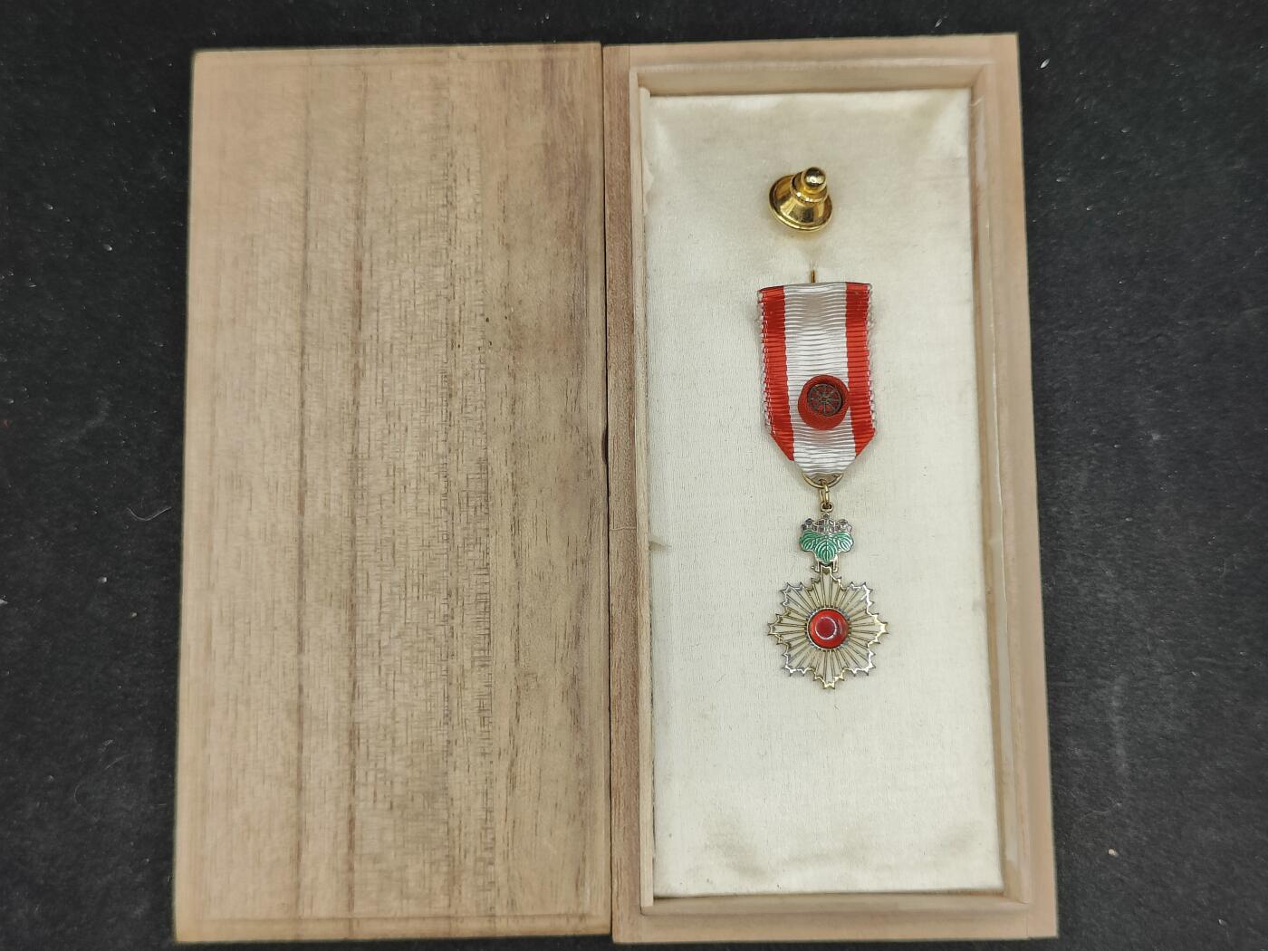 全场0元起拍 第179期 咸鱼国勋章拍卖专场 8月4日（周日）下午6：00开始 稀少 美品鎏金完美品 日本五等旭日迷你章 银质珐琅