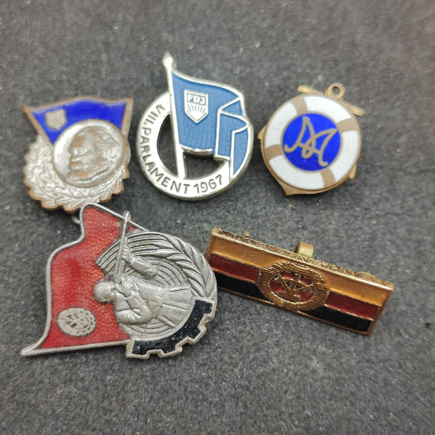 全场0元起拍 第179期 咸鱼国勋章拍卖专场 8月4日（周日）下午6：00开始 东德徽章一组