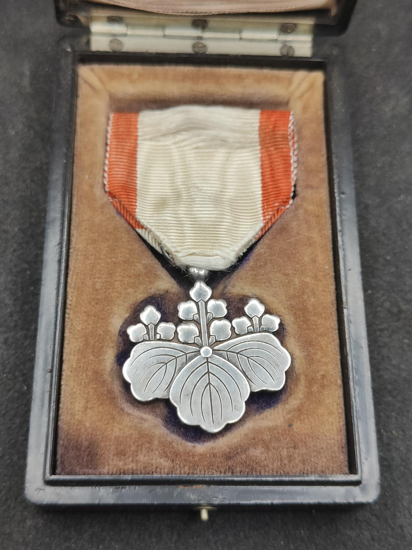 全场0元起拍 第179期 咸鱼国勋章拍卖专场 8月4日（周日）下午6：00开始 日本 明治时期八等白叶章 银制带盒