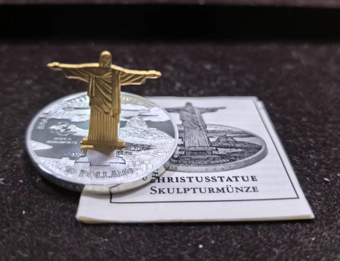 北京马甸外国币专卖微拍第124期，外国金银币专场，陆续上新，欢迎关注  2007年库克岛发行巴西里约热内卢郊区基督雕像立体24k（999）度金（2.49克）银币，重量31.1克，成色：925，