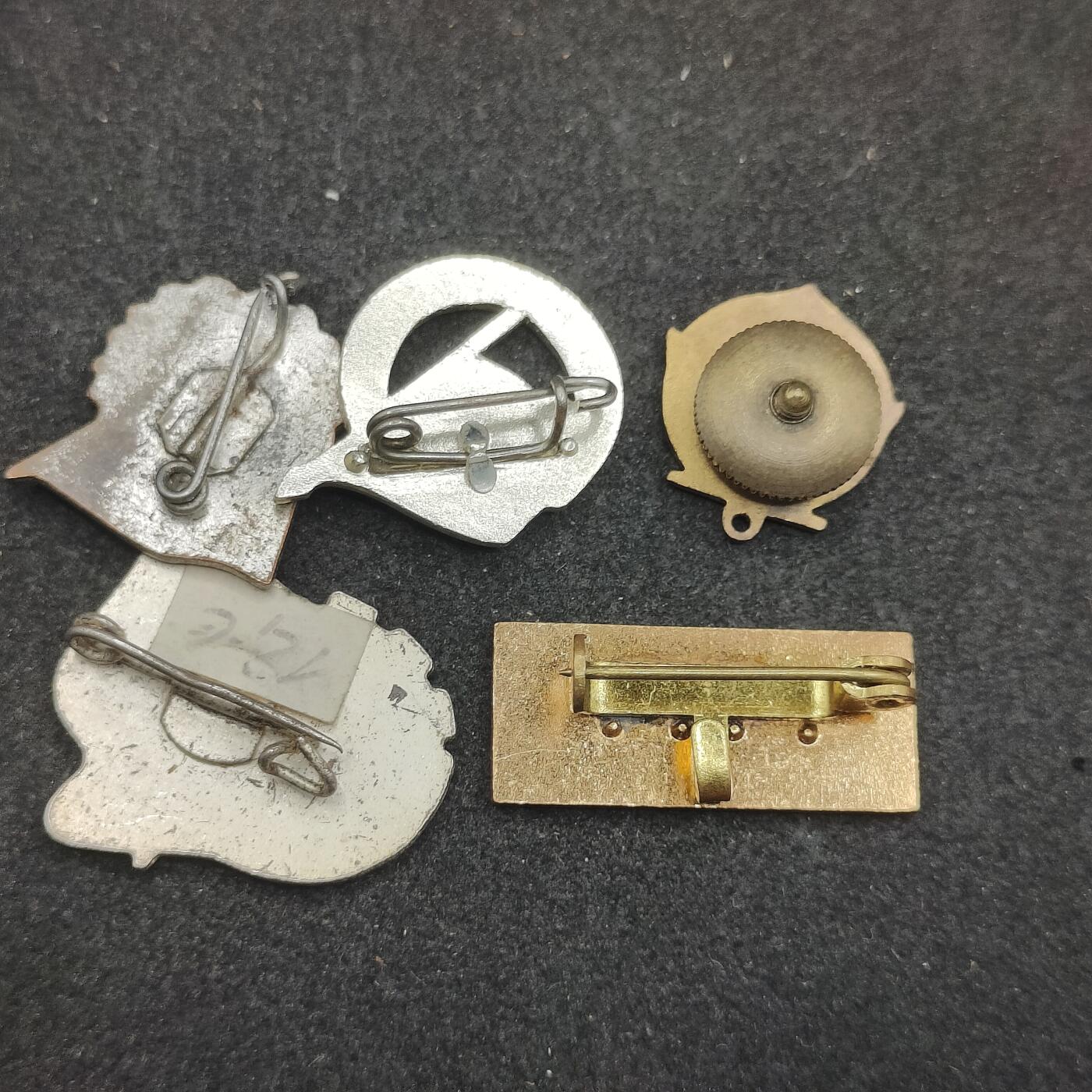 全场0元起拍 第179期 咸鱼国勋章拍卖专场 8月4日（周日）下午6：00开始 东德徽章一组