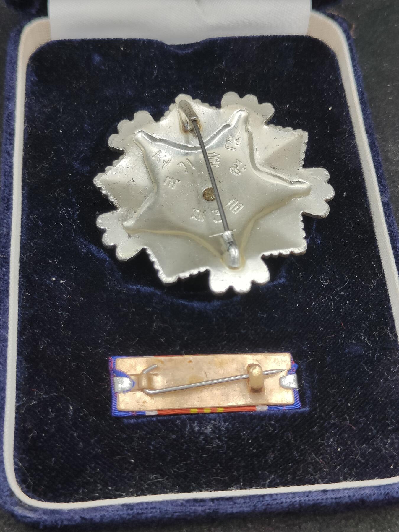 全场0元起拍 第179期 咸鱼国勋章拍卖专场 8月4日（周日）下午6：00开始 朝总联版烫金国徽盒三级国旗勋章带盒略