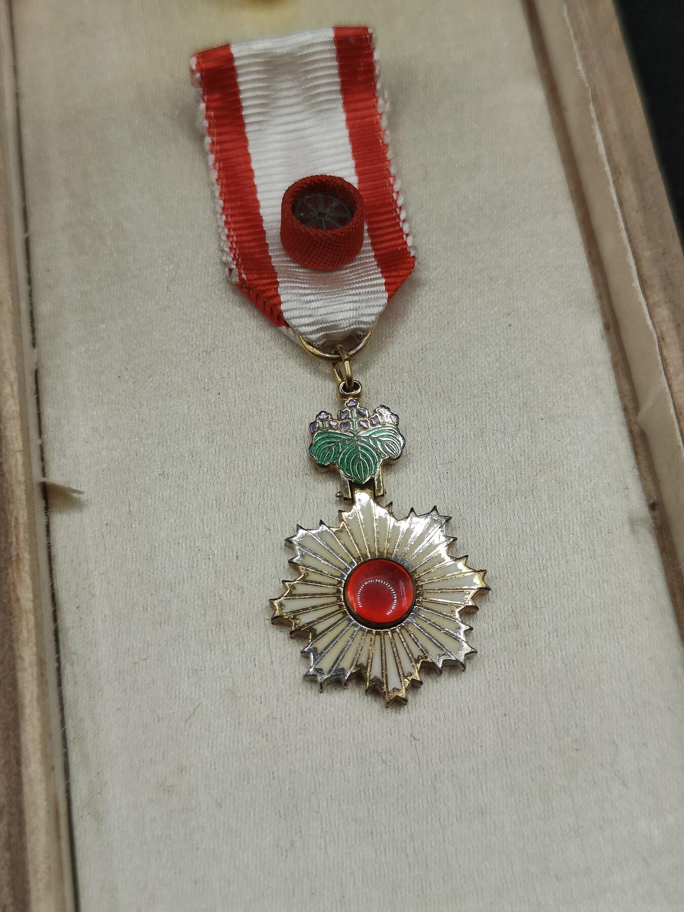 全场0元起拍 第179期 咸鱼国勋章拍卖专场 8月4日（周日）下午6：00开始 稀少 美品鎏金完美品 日本五等旭日迷你章 银质珐琅