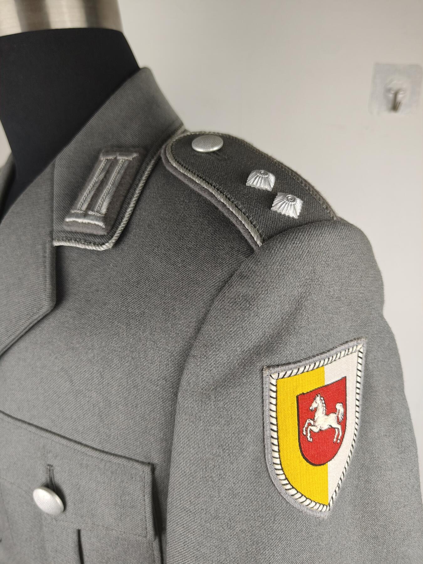 全场0元起拍 第179期 咸鱼国勋章拍卖专场 8月4日（周日）下午6：00开始 西德陆航中尉常服上衣 胸围100 肩宽44 衣长76 袖长63