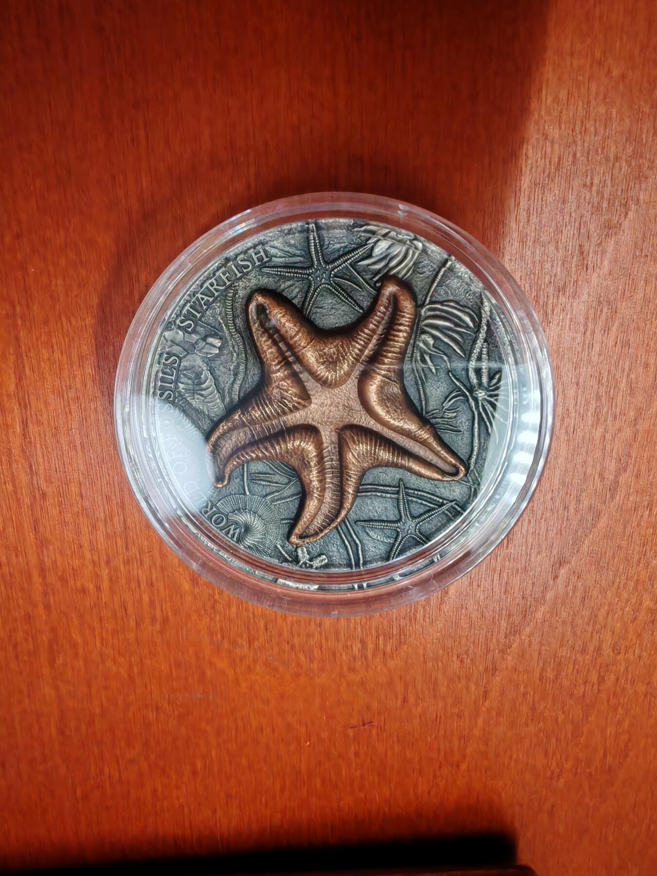 长老汇龙年精选第十六场拍卖 2019纽埃世界化石系列之海星2元2盎司仿古高浮雕嵌铜银币，盒证全，500枚