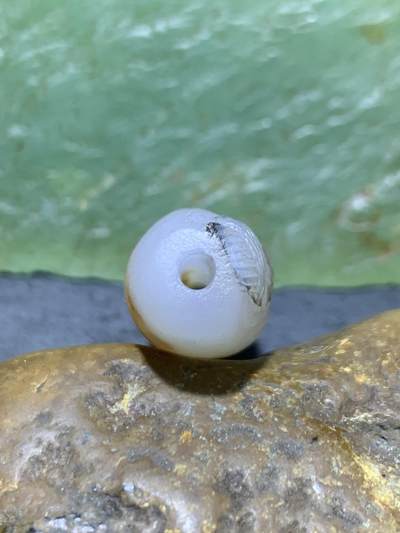 精美高玉化亚光海洋玉髓手工俏色巧雕双鱼桶珠一个！ 精美高玉化亚光海洋玉髓手工俏色巧雕双鱼桶珠一个！