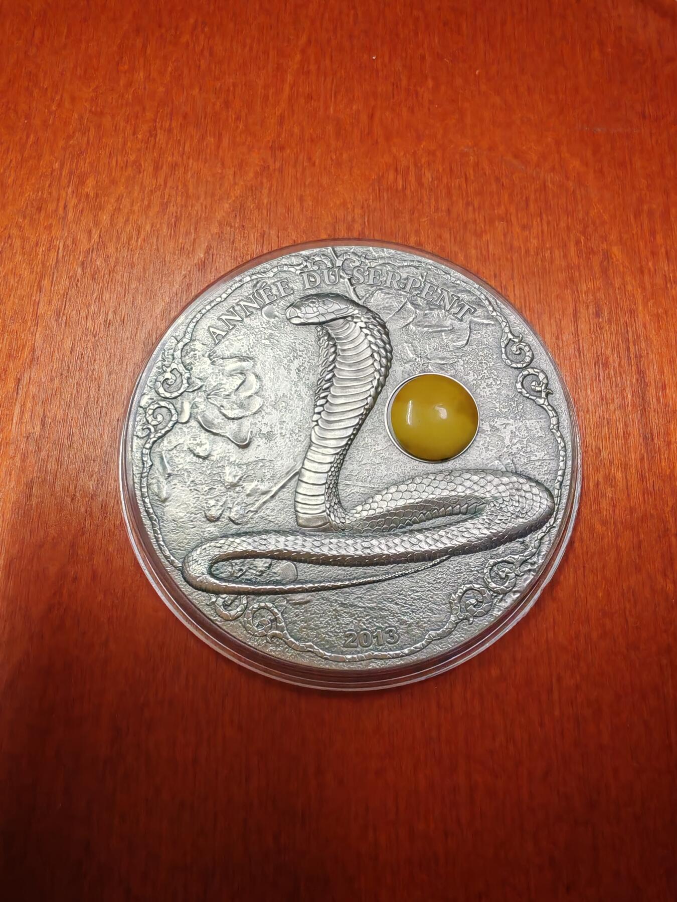 长老汇龙年精选第十六场拍卖 2013多哥蛇年1500法郎2盎司镶嵌宝石仿古银币，999枚，克书没有记载
