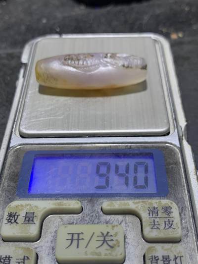 精美高玉化亚光海洋玉髓手工俏色巧雕双鱼桶珠一个！ 精美高玉化亚光海洋玉髓手工俏色巧雕双鱼桶珠一个！