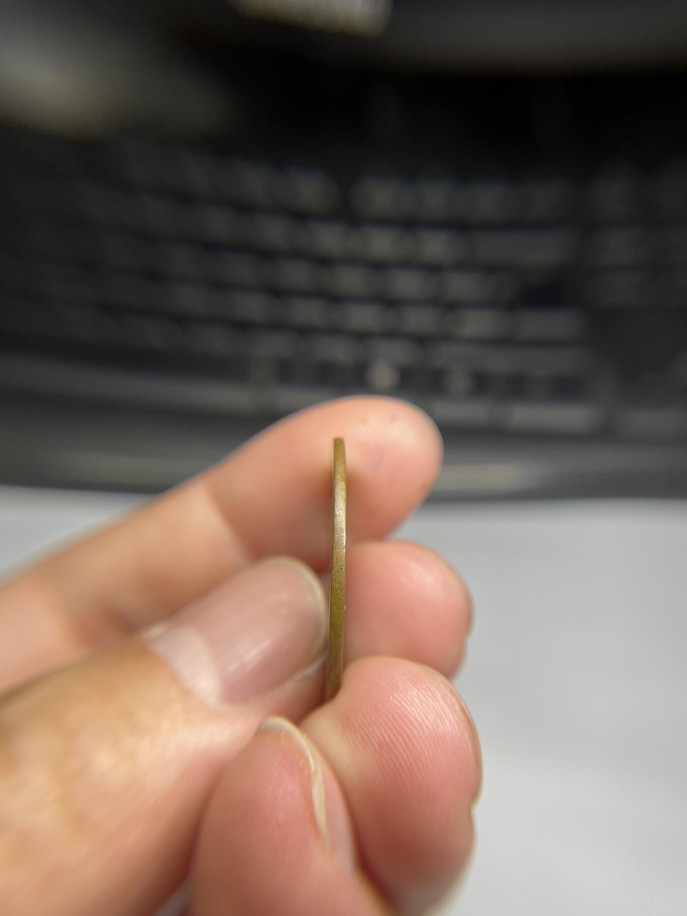 每日一拍,，2024年集古藏今外币拍卖第十二期-第2场—（总第112拍），新一期拍卖开始了,本期古钱币全场包真，拍卖名称未备注的均无补裂翘等缺陷. 崇祯背上星，有针眼，尺寸25.2*1.23