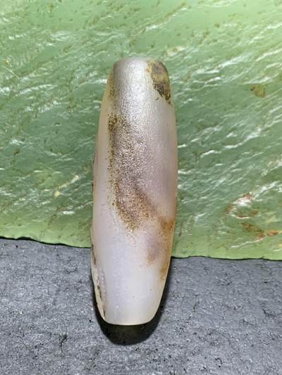 精美高玉化亚光海洋玉髓手工俏色巧雕双鱼桶珠一个！ 精美高玉化亚光海洋玉髓手工俏色巧雕双鱼桶珠一个！