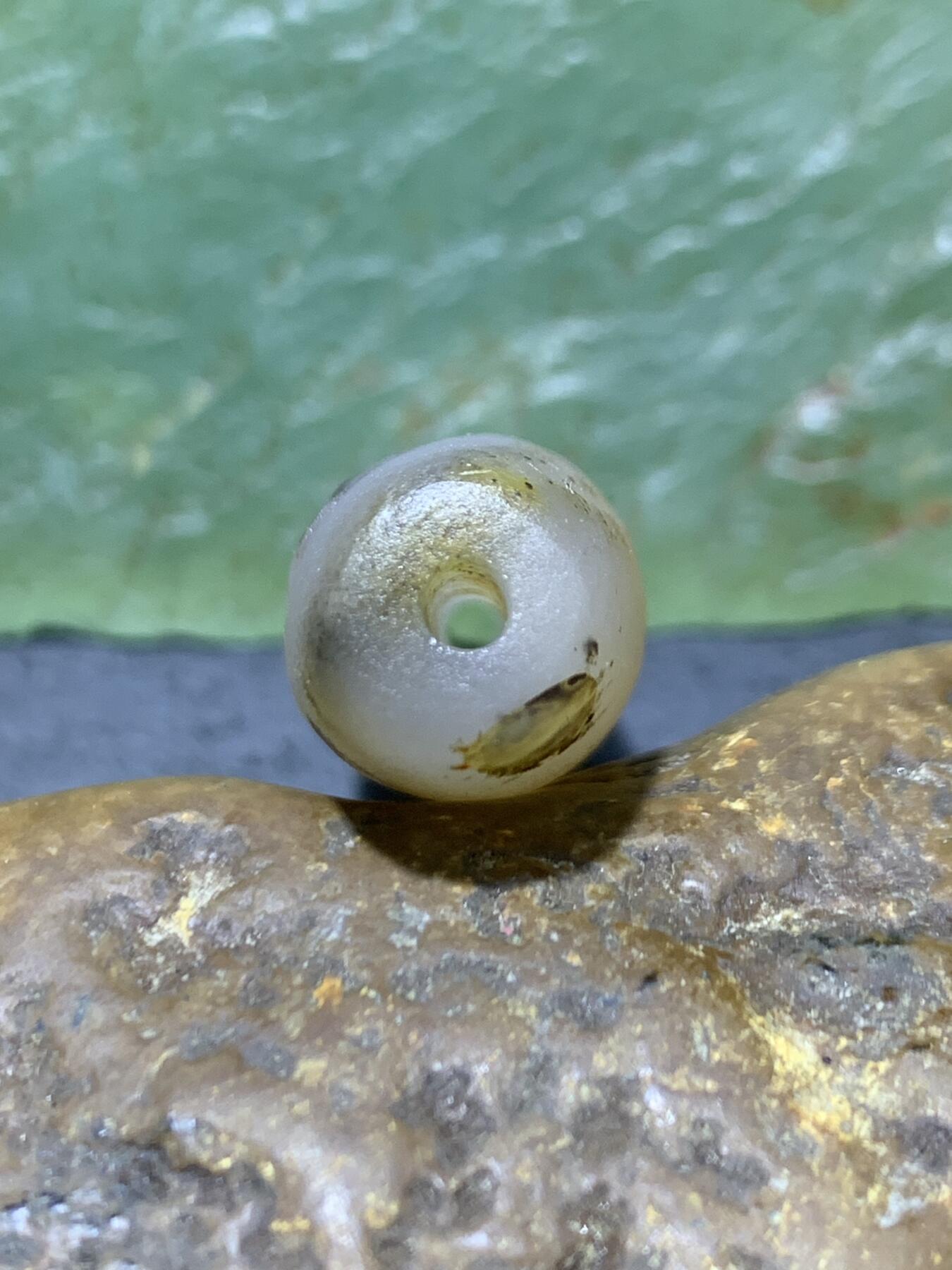 精美高玉化亚光海洋玉髓手工俏色巧雕双鱼桶珠一个！