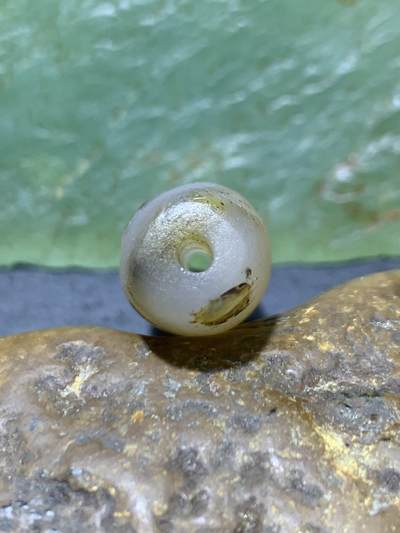 精美高玉化亚光海洋玉髓手工俏色巧雕双鱼桶珠一个！ 精美高玉化亚光海洋玉髓手工俏色巧雕双鱼桶珠一个！