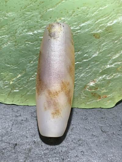 精美高玉化亚光海洋玉髓手工俏色巧雕双鱼桶珠一个！ 精美高玉化亚光海洋玉髓手工俏色巧雕双鱼桶珠一个！