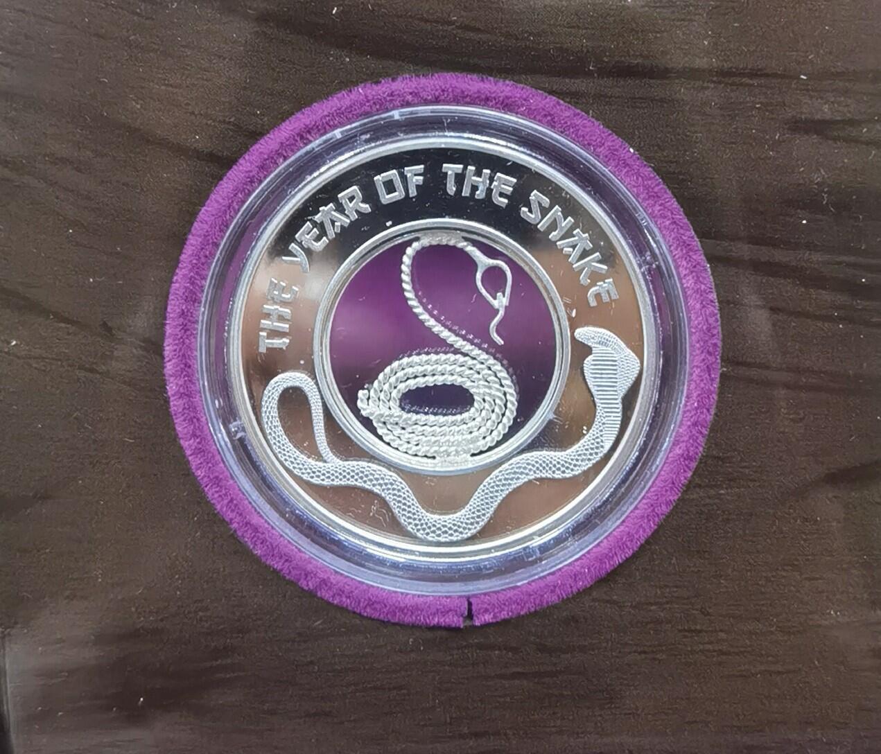 北京马甸外国币专卖微拍第124期，外国金银币专场，陆续上新，欢迎关注 2013年斐济缕空掐丝工艺蛇银币，盒证齐全