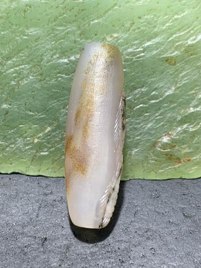 精美高玉化亚光海洋玉髓手工俏色巧雕双鱼桶珠一个！ 精美高玉化亚光海洋玉髓手工俏色巧雕双鱼桶珠一个！