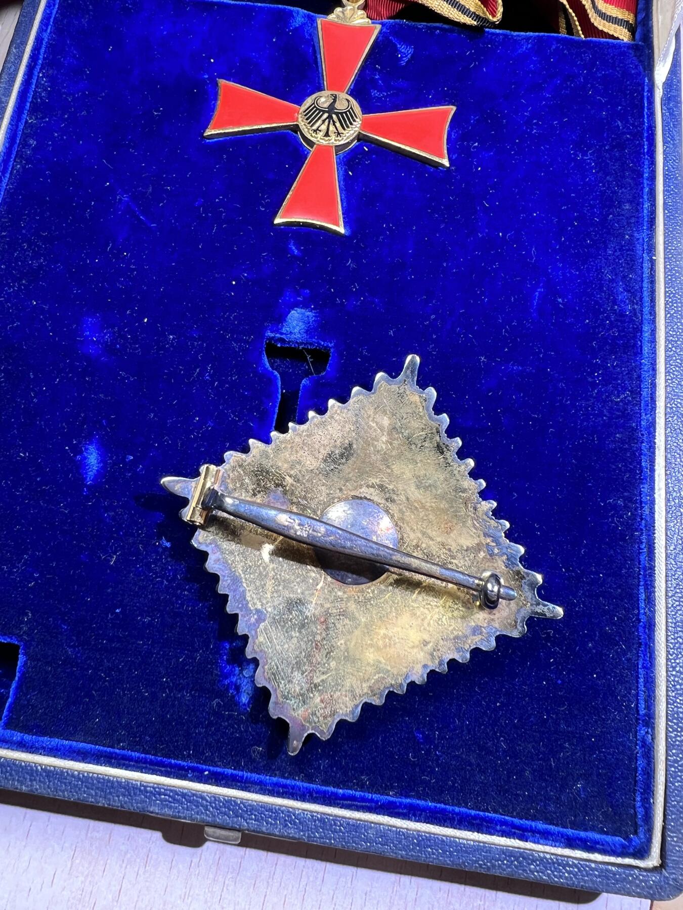 大猫徽章拍卖 第252期 联邦德国大军官级联邦十字勋章，星芒银质，背后银戳，带原盒授予着卡片。