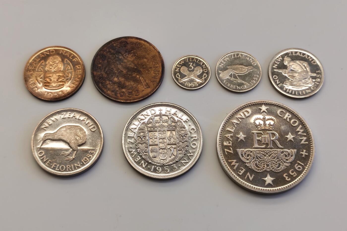 博洋堂世界钱币拍卖第086期（全场包邮） 新西兰1953年伊丽莎白二世登基精制纪念套币 发行量仅7000套 经典图案