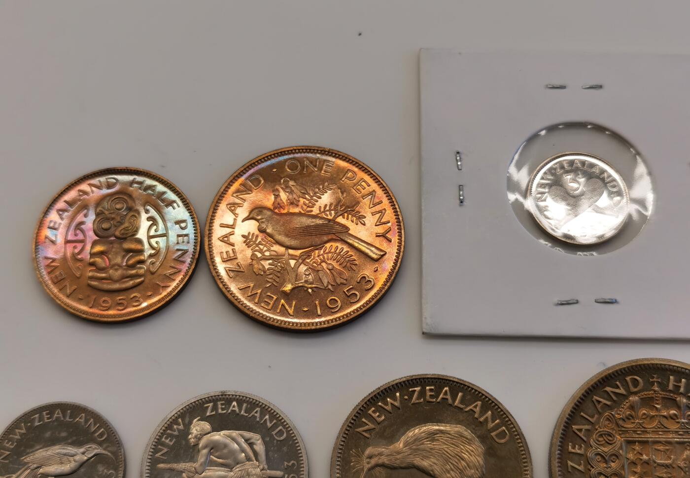 博洋堂世界钱币拍卖第086期（全场包邮） 新西兰1953年伊丽莎白二世1/2克朗-1/2便士精制套币 原光UNC 个别氧化 附带原盒