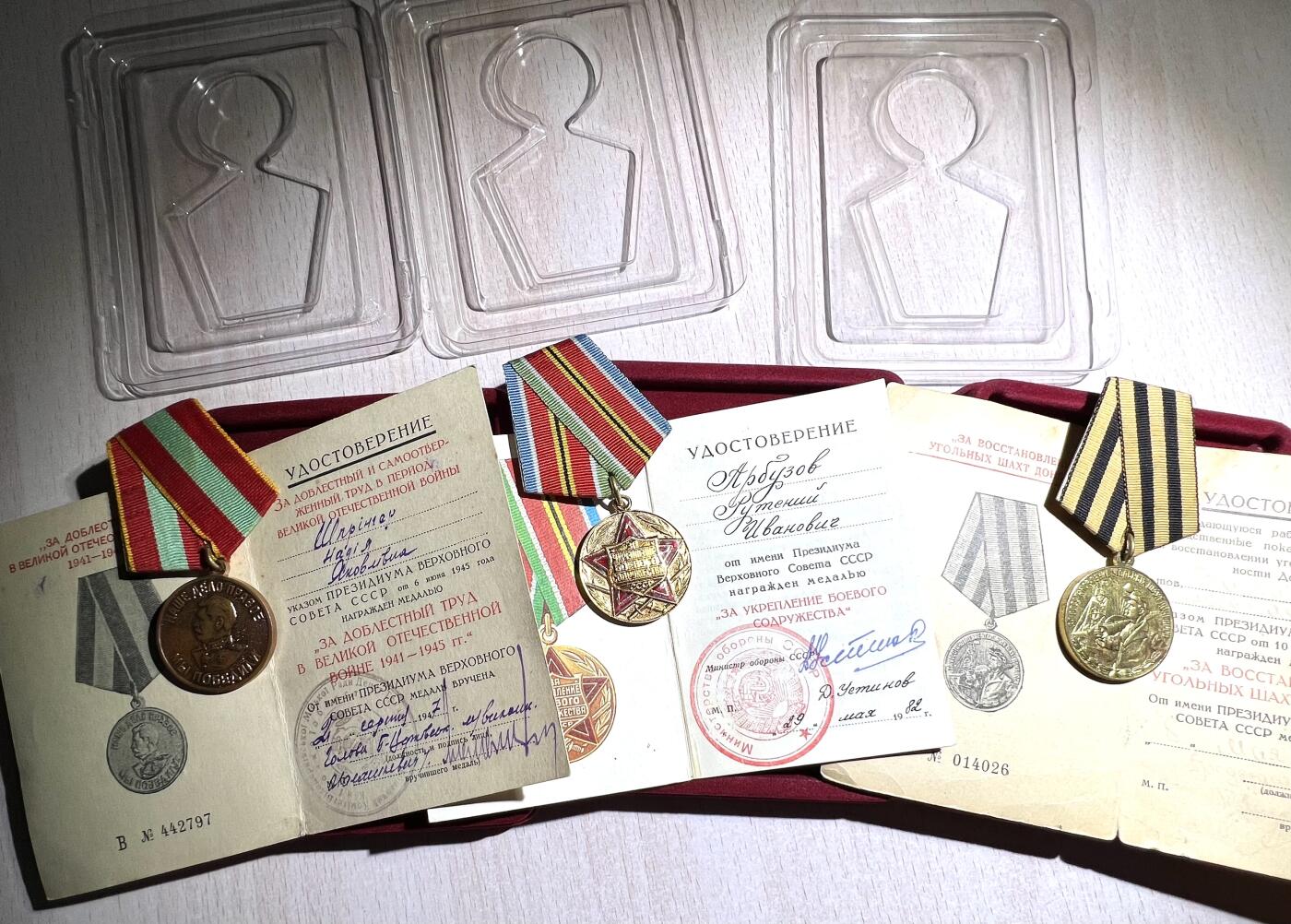 大猫徽章拍卖 第252期 苏联原盒证章一组 苏联巩固战斗友谊 恢复顿巴斯煤矿 忘我劳动奖章