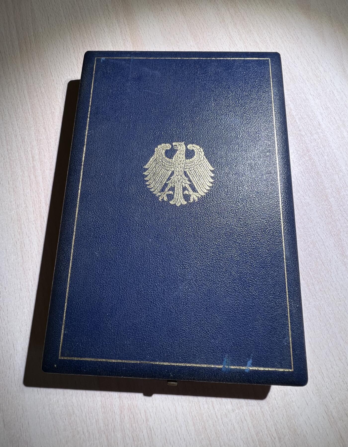 大猫徽章拍卖 第252期 联邦德国大军官级联邦十字勋章，星芒银质，背后银戳，带原盒授予着卡片。