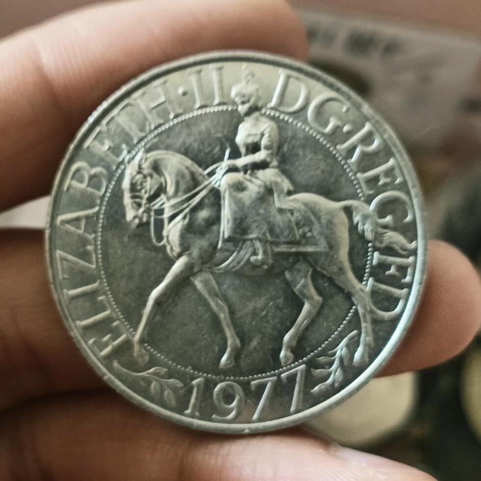 通元堂专场第二期无押金可累计捡漏，全场50包邮，偏远地区除外。 英国1克朗1977年伊丽莎白女王登基25周年纪念币