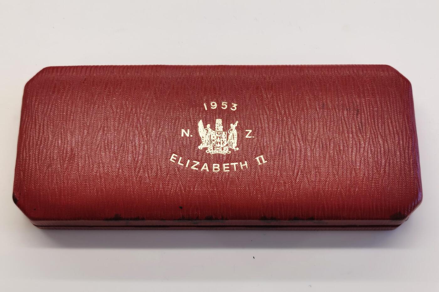 博洋堂世界钱币拍卖第086期（全场包邮） 新西兰1953年伊丽莎白二世1/2克朗-1/2便士精制套币 原光UNC 个别氧化 附带原盒