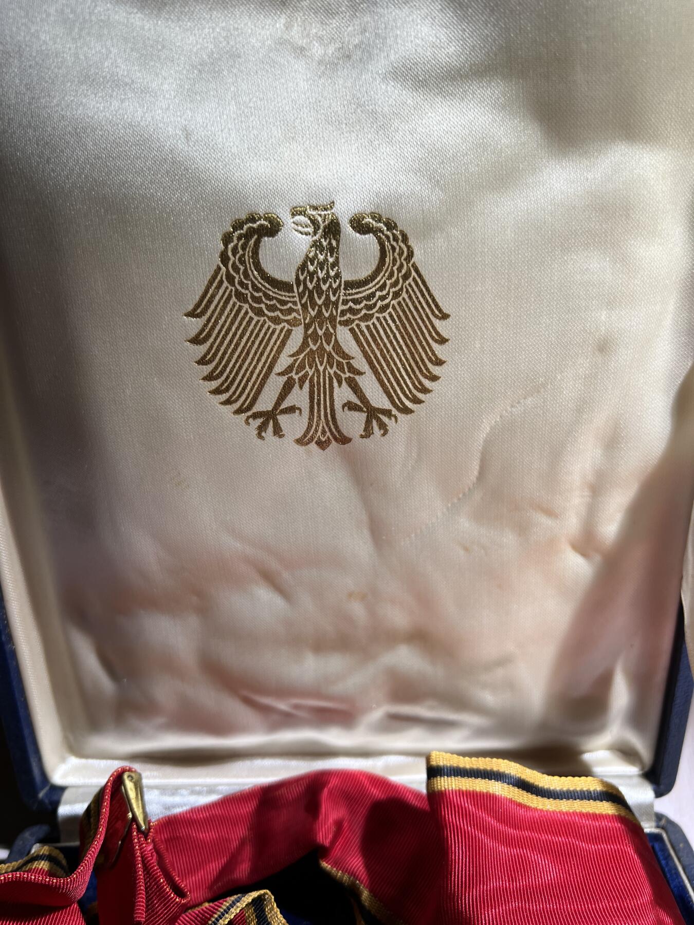 大猫徽章拍卖 第252期 联邦德国大军官级联邦十字勋章，星芒银质，背后银戳，带原盒授予着卡片。