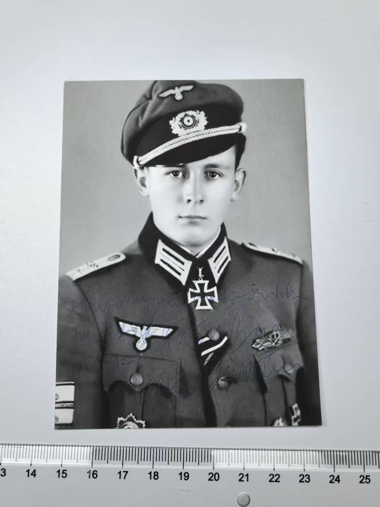 小驴勋章奖章收藏3月14日周六晚六点拍卖（珍爱和平，收藏战争，铭记历史，勿忘国耻，忠党爱国。有偿代拍，送拍规则在简介最后，参拍须阅读规则后再参拍，关系到运费包装发货时效真假辨别等关键信息，拍卖时不再发原图，看大图店主微信码在拍卖店铺介绍里） 卡尔·巴克尔中尉战后签名照，获得骑士勋章，铜级近战勋章，坦克击毁章，陆军荣誉勋饰，金质大德意志十字勋章，卡纸材质，请自辨