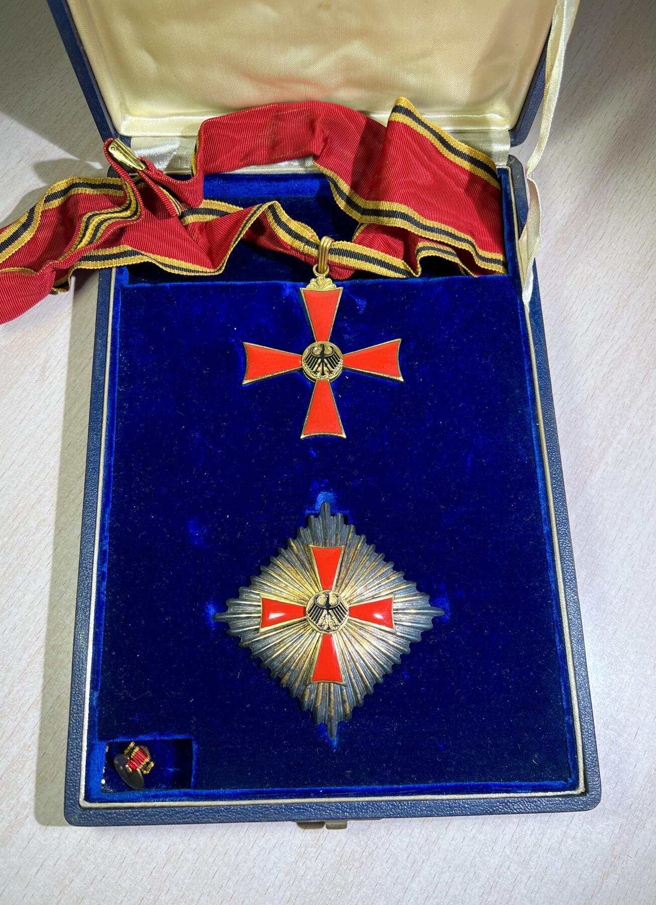 大猫徽章拍卖 第252期 联邦德国大军官级联邦十字勋章，星芒银质，背后银戳，带原盒授予着卡片。