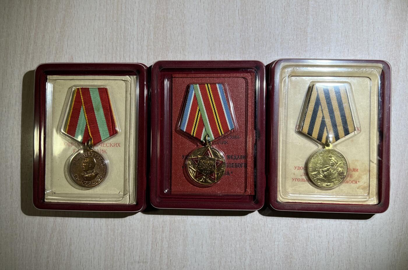 大猫徽章拍卖 第252期 苏联原盒证章一组 苏联巩固战斗友谊 恢复顿巴斯煤矿 忘我劳动奖章