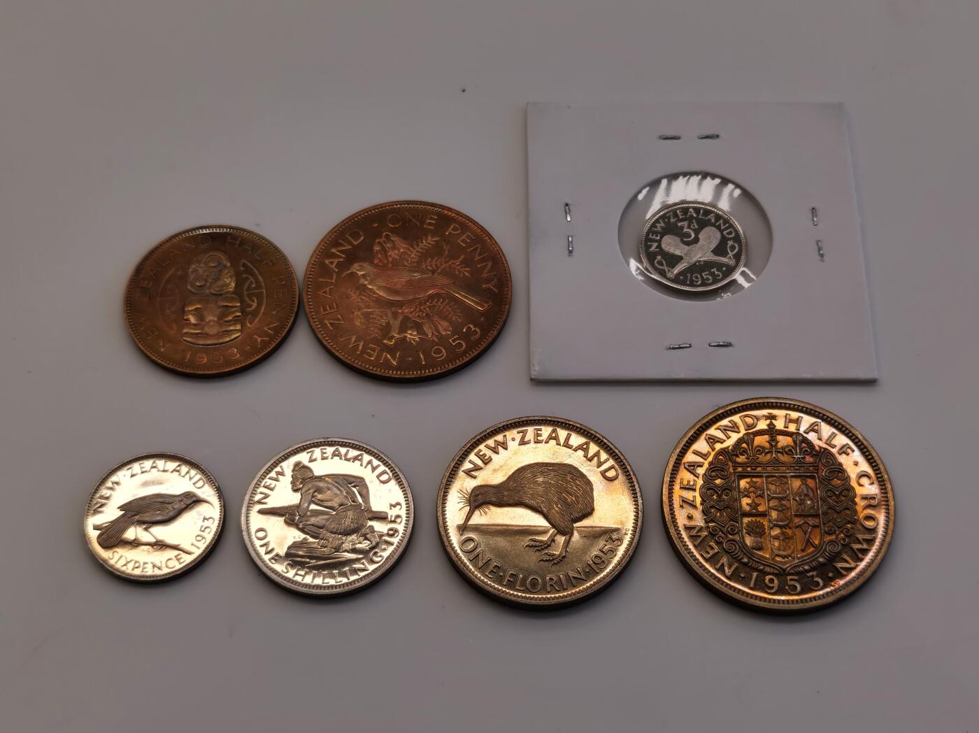 博洋堂世界钱币拍卖第086期（全场包邮） 新西兰1953年伊丽莎白二世1/2克朗-1/2便士精制套币 原光UNC 个别氧化 附带原盒