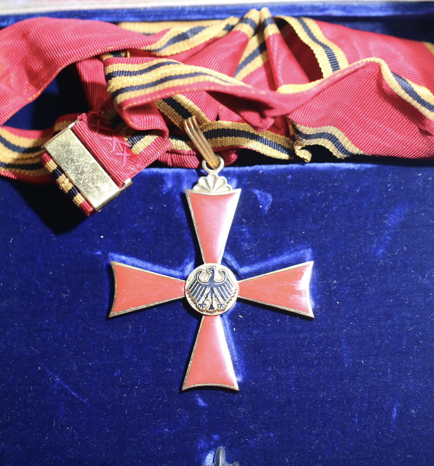 大猫徽章拍卖 第252期 联邦德国大军官级联邦十字勋章，星芒银质，背后银戳，带原盒授予着卡片。