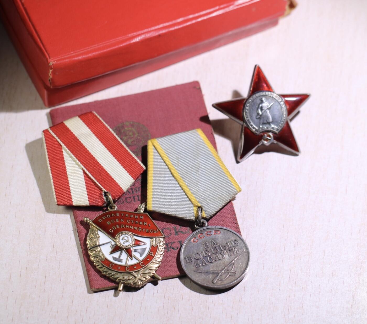 大猫徽章拍卖 第252期 苏联红旗红星战功套 档案齐全 红星珐琅一处修复