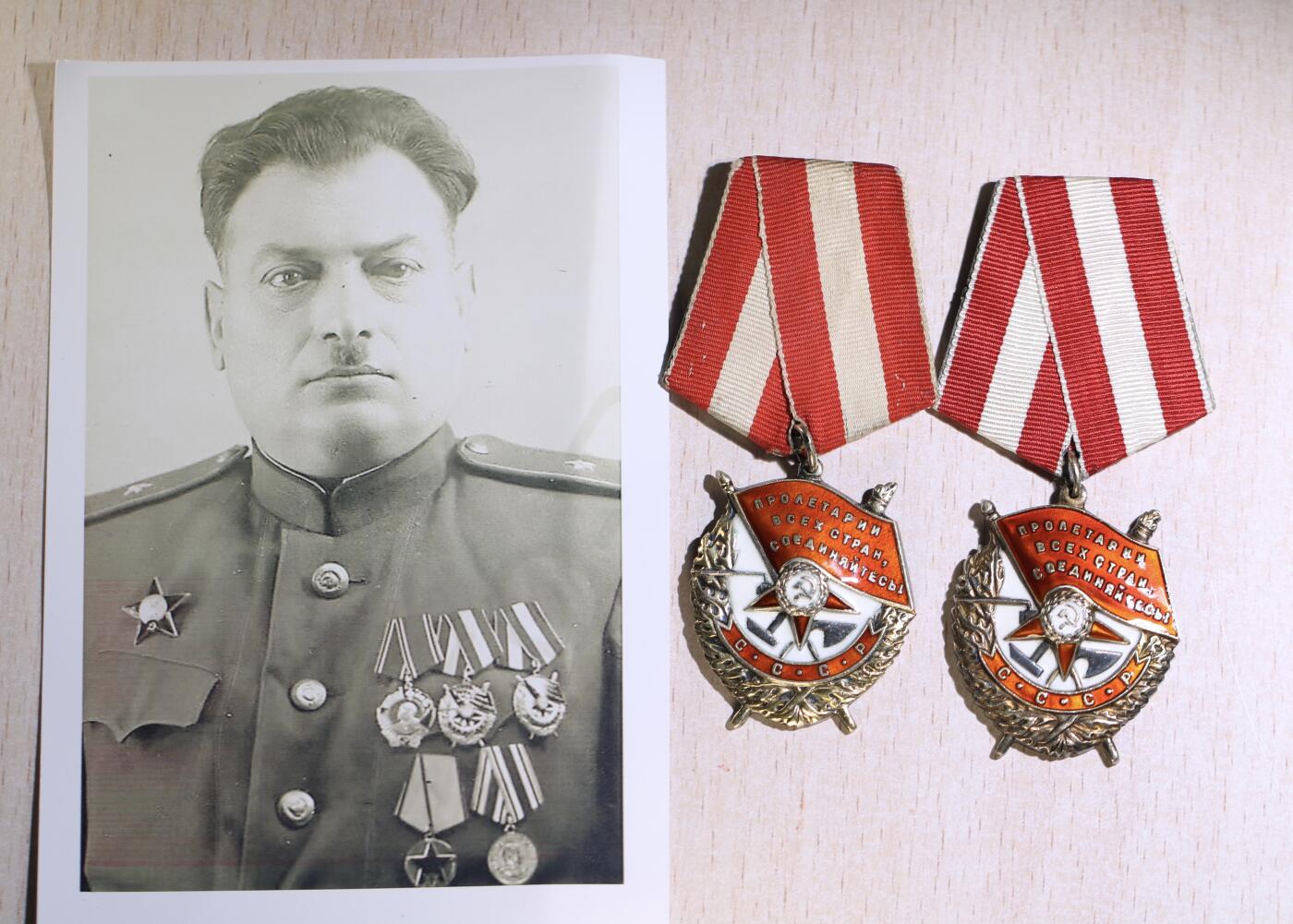 大猫徽章拍卖 第252期 苏联少将双红旗套 带登记卡和服役记录资料