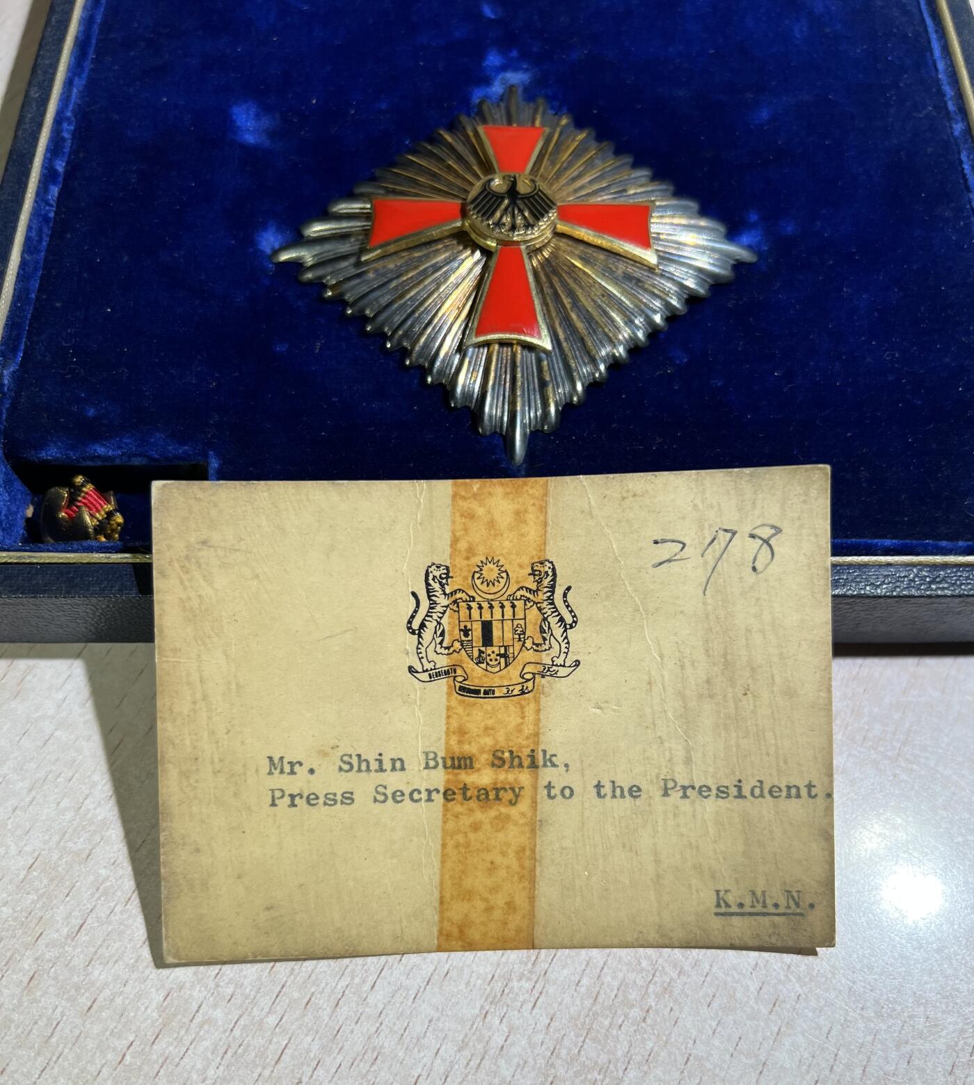 大猫徽章拍卖 第252期 联邦德国大军官级联邦十字勋章，星芒银质，背后银戳，带原盒授予着卡片。