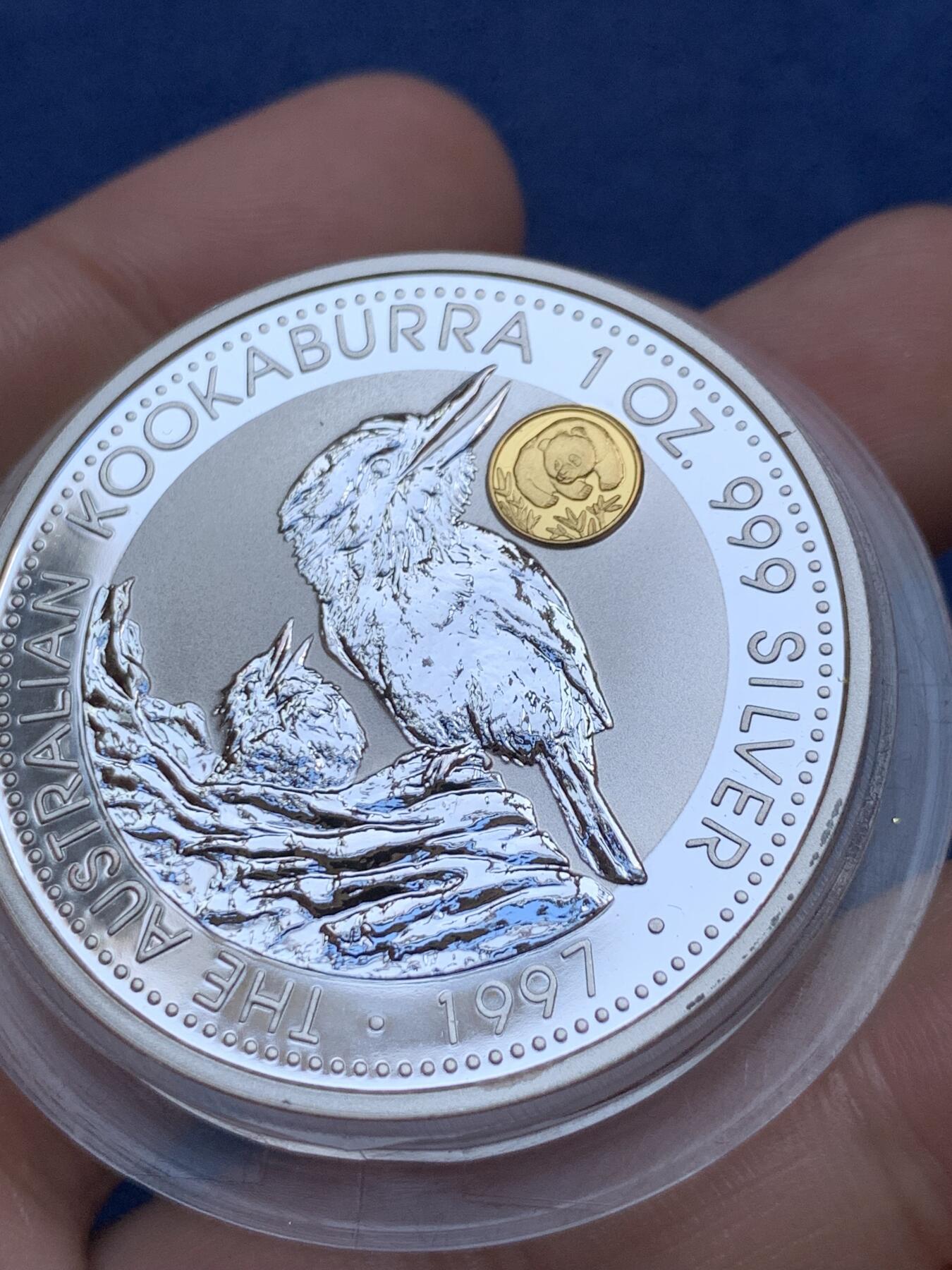 《竞宝斋》第294场- 周日，周一  2场连拍 （全场包邮） 1997年 澳大利亚 1元 翠鸟带黄金熊猫私印 发行数量：15000 银0.999 1盎司 私印是0.5克金 带盒无证